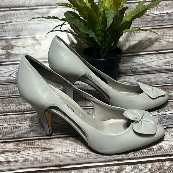 Calico Women's Gray Heels with Bow Detail and side cut out. Size 7.5 - Picture 5 of 11